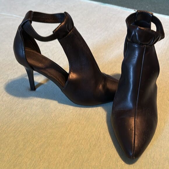 Simply Vera Wang Finch black 3.5” heel shoe 8.5 stretch strap,leather upper - Picture 3 of 10